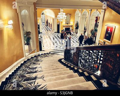 Scala che conduce al foyer del Claridges Hotel a Mayfair London Foto Stock