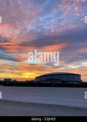 Alba sopra Tropicana Field, San Pietroburgo, Florida Foto Stock