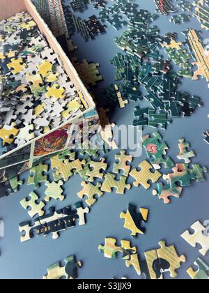 Puzzle che è messo insieme, 2021 Foto Stock