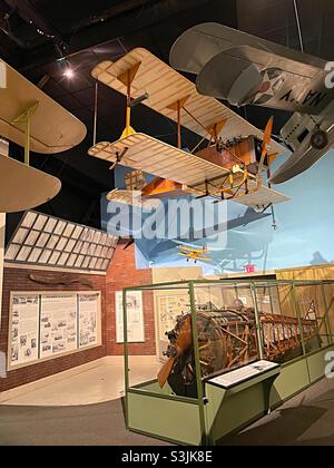 Culla del museo dell'aviazione presenta una replica biplanare nella sua prima mostra della guerra mondiale, Garden City Long Island, 2021 Foto Stock