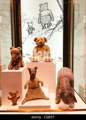 Winnie the Pooh ha imbalsamato personaggi animali in mostra alla mostra Polanski presso la biblioteca pubblica di New York su Fifth Avenue, 2021, NYC, Stati Uniti Foto Stock