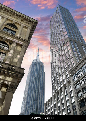 L'Empire state Building nel Langham Hotel come visto dalla 5th Ave., 2021, NYC, USA Foto Stock