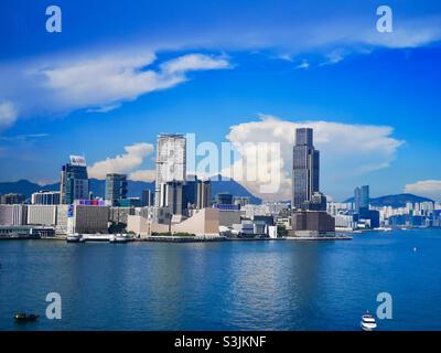 Una vista del porto di Victoria e del lungomare in Tsingtao Sha Tsui, Kowloon, Hong Kong. Foto Stock