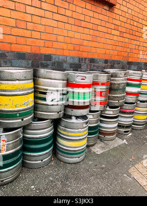 Botti vuote di birra in alluminio in attesa di raccolta Foto Stock