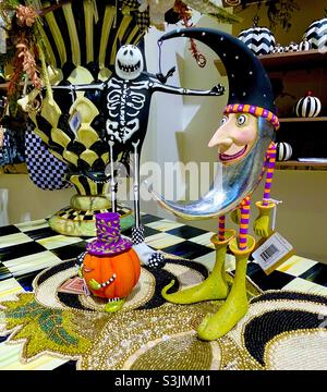 Le decorazioni da tavolo di Halloween al negozio Mackenzie Childs di Soho, New York City, USA Foto Stock