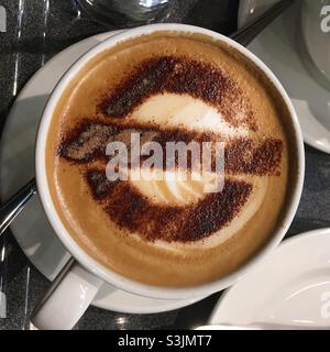 Cappuccino con il simbolo della metropolitana di Londra al Transport Museum cafe di Londra Foto Stock