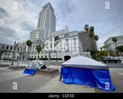 LOS ANGELES, CA, GENNAIO 2021: Tende senza tetto di fronte al municipio nella zona del centro amministrativo, in centro Foto Stock