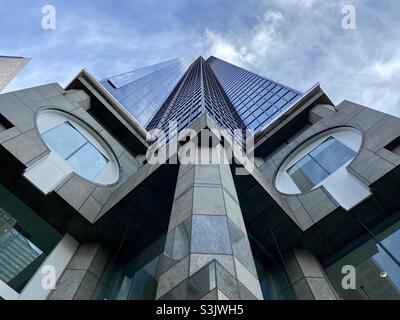 LOS ANGELES, CA, GENNAIO 2021: Guardando direttamente sul grattacielo nel quartiere finanziario del centro in giornata Foto Stock