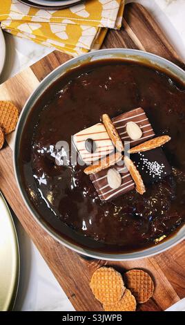 Torta al cioccolato con praline sulla parte superiore Foto Stock