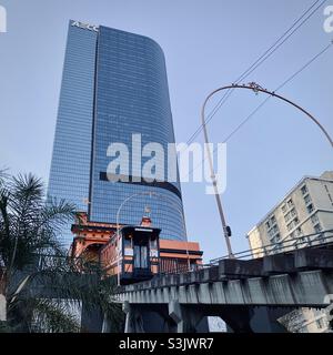 LOS ANGELES, CA, GENNAIO 2021: Grattacielo presso il California Plaza incombe sulle auto arancioni e la stazione della funicolare Angels' Flight a Bunker Hill, nel quartiere finanziario del centro Foto Stock