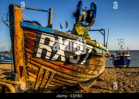 2 pescherecci sulla spiaggia di Hastings, Regno Unito Foto Stock