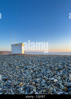 Rifugio bagnino sulla spiaggia di Newgale Foto Stock