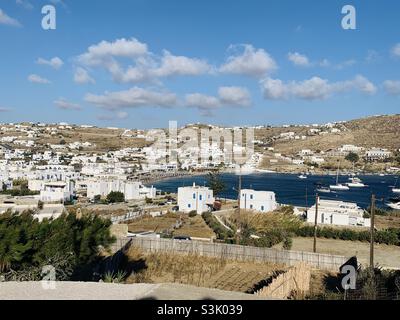 Vista sulla spiaggia di Ornos a Mykonos Grecia Foto Stock