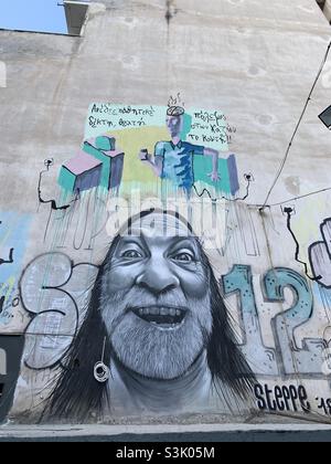 Graffiti murale arte di uomo barbuto con volto sorpreso ad Atene Grecia Foto Stock