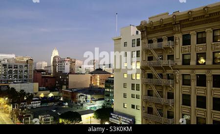 LOS ANGELES, CA, GENNAIO 2021: Guardando verso il municipio nel centro città da Bunker Hill di notte Foto Stock