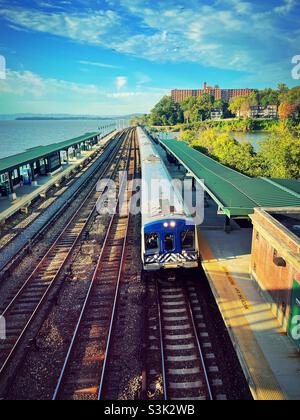 Hey, in direzione sud, il treno per pendolari MTA porta alla stazione di Scarborough sulla linea del fiume Hudson in un fresco pomeriggio autunnale, 2021, New York, USA Foto Stock