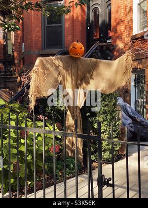 Casa con testa di zucca scorecrow di fronte per Halloween, Brooklyn, New York, Stati Uniti d'America. Foto Stock