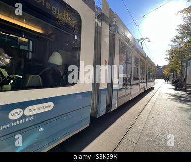 Zurigo, Svizzera 10 23 2021 Tram passando per Bahnhofstrasse a Zurigo. E' la strada principale per lo shopping in citta'. I tram sono l'unico mezzo di trasporto su quella strada. Sabato autunno soleggiato. Foto Stock