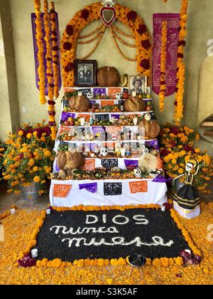 Altare (OFRenda) per il giorno dei morti (dia de los Muertos), Oaxaca, Messico Foto Stock