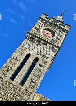 Porthleven municipio torre dell'orologio contro un cielo blu estate, Cornovaglia, agosto. Foto Stock