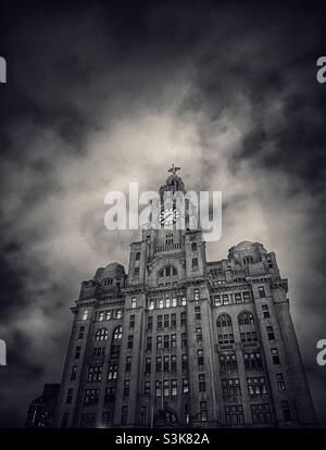 Royal Liver Building a Liverpool di notte Foto Stock