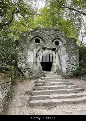 Scultura in bocca d'Orcus nel famoso Parco dei Mostri, detto anche Bosco Sacro o Giardini di Bomarzo in Bomarzo, Lazio, Italia Foto Stock