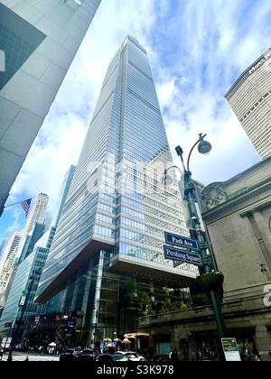 Il famoso edificio One Vanderbilt a New York City, sede della vetta Foto Stock
