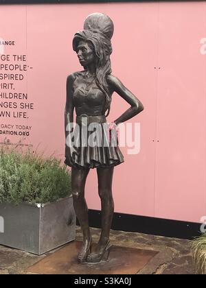 Amy Winehouse Bronze Statua presso le scuderie di Camden Market, Londra. Scolpito da Scott Eaton e svelato nel 2014, 3 anni dopo la morte di Amy. Foto Stock