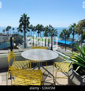 Tavolo e sedie che si affacciano sulla spiaggia sulla terrazza sul tetto, Springhill Suites San Diego Carlsbad, Carlsbad, San Diego County, Stati Uniti, Nord America Foto Stock