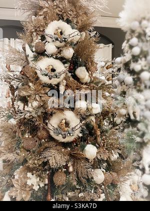 Decorazioni natalizie a tema inverno nevoso al negozio di bandiere Macy’s nella loro mostra Holiday Lane, 2021, NYC, USA Foto Stock