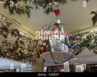 Decorazioni natalizie al piano principale del grande magazzino Macy's di Herald Square, 2021, NYC, USA Foto Stock