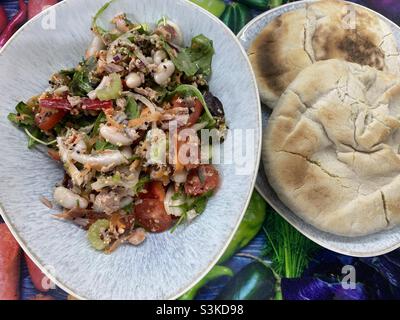 Cannellini insalata di fagioli e tonno con pane piatto mediterraneo caldo Foto Stock