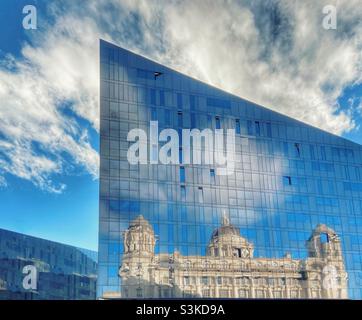 Il Port of Liverpool Building si riflette nell'edificio Mann Island sul Pier Head di Liverpool Foto Stock