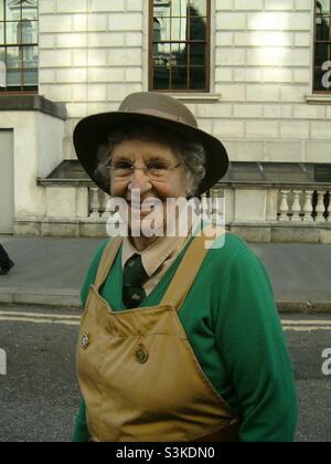 Ritratto di Annie Duplock, veterano dell’esercito di terra femminile. Qui vestito in uniforme tradizionale ad un servizio commemorativo a Whitehall. Foto Stock