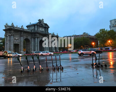 Porta Alcala, vista notturna. Madrid, Spagna Foto Stock