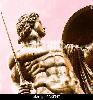 Particolare del torreggiante monumento di Wellington, rappresentato dalla figura di Achilles il guerriero, Hyde Park, Londra. Foto Stock