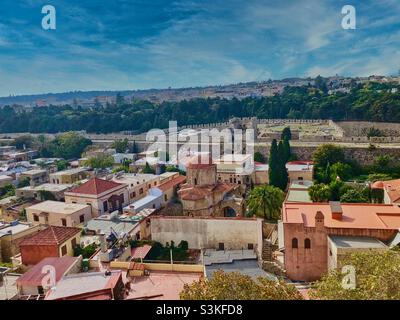 Vista sulla città vecchia di Rodi con le antiche mura della città e la vecchia chiesa, Grecia. Foto Stock