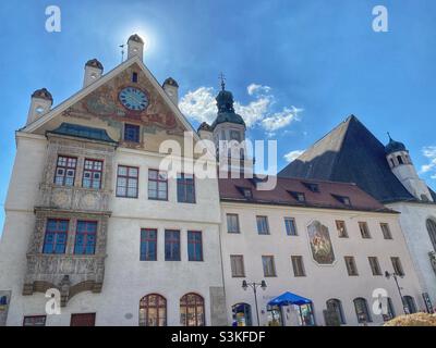 Vecchio edificio splendidamente decorato del Citizens Office a Freising, vicino a Monaco, Germania. Foto Stock