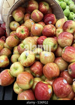 Mele fresche in vendita nel reparto produzione presso un negozio Walmart locale nello Utah. Foto Stock