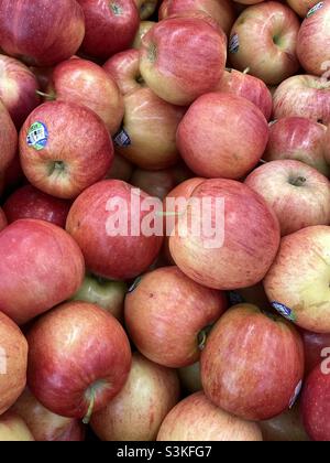 Mele fresche in vendita nel reparto produzione presso un negozio Walmart locale nello Utah. Foto Stock