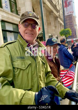 Veterani dell'esercito che osservano la Parata dei Veterans Day a New York City Foto Stock