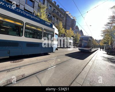 Due tram che passano l'uno di fronte all'altro sulla strada principale dello shopping, Bahnhofstrasse, a Zurigo, Svizzera. Atmosfera tipica nel centro di Zurigo. Foto Stock