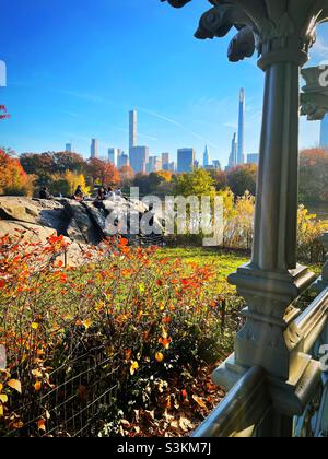 Grattacieli altissimi sulla fila dei miliardari, visti dal Ladies Pavilion accanto al lago nel parco centrale in un pomeriggio autunnale, New York City, Stati Uniti, 2021 Foto Stock