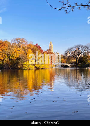 Il ponte dell'OH ed il lago sono circondati da un luminoso fogliame autunnale in Central Park, 2021, New York City, Stati Uniti Foto Stock