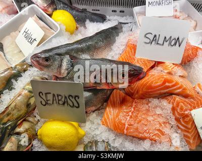 Pesce fresco su ghiaccio nel mobiletto di un ristorante Foto Stock