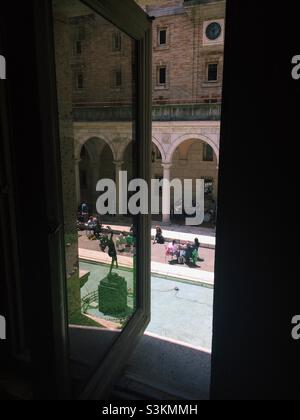 Vista su un cortile interno alla Boston Public Library attraverso una finestra Foto Stock