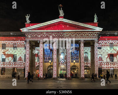 L’ufficio postale generale (gpo) di o’Connell Street, Dublino, Irlanda si è illuminato per le festività invernali. Foto Stock