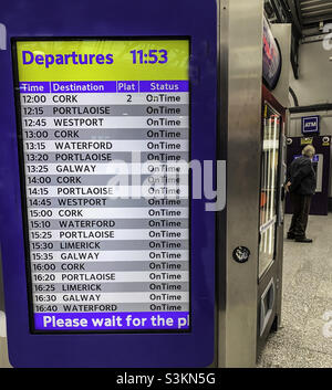 Un elenco degli orari di partenza dei treni visualizzati nella stazione ferroviaria di Heuston a Dublino, Irlanda; Foto Stock