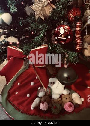 Decorazione della gonna dell'albero di Natale Foto Stock