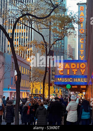 Durante la stagione natalizia, enormi folle si allinea al di fuori della radio City Music Hall per vedere lo spettacolo natalizio con The Rockettes, 2021, New York City, Stati Uniti Foto Stock